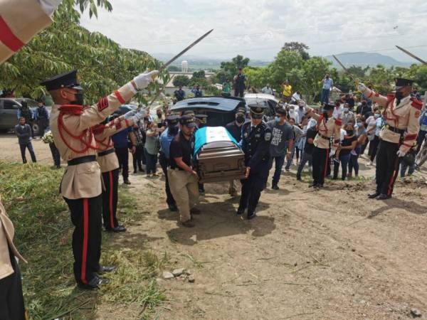 Compañeros y otros elementos policiales asistieron al sepelio de Daner Johan Rivas, quien murió abatido en un enfrentamiento con pandilleros.