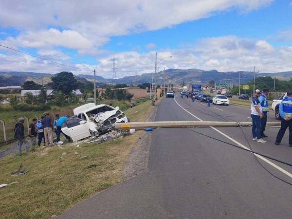 El vehículo liviano quedó destartalado tras el fuerte golpe contra el poste de concreto que hasta terminó derribándolo.