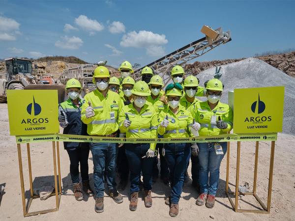 <i>Colaboradores de Argos participan en el simbólico corte de cinta que marca el lanzamiento de la nueva línea de agregados en la Planta Piedras Azules.</i>