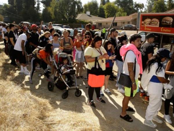 Cientos de personas comenzaron a congregarse el martes por la noche para la venta de garaje, y el miércoles llegó la prensa, incluso en helicópteros, para documentar la escena. AP.