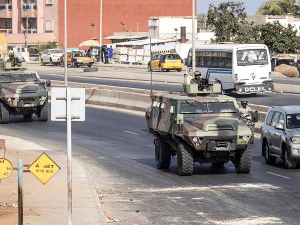 Las autoridades de esta nación del oeste de África desplegaron el viernes a las fuerzas armadas en Dakar, la capital, al día siguiente de una de las jornadas de protestas más violentas en el país en años.