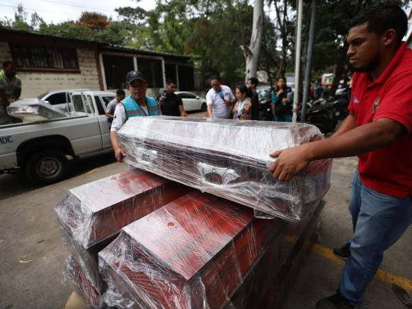 Personal de la Alcaldía Municipal del Distrito Central llevó los ataúdes a la morgue capitalina.