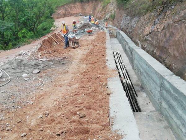 Previo a la pavimentación se realiza la construcción de cunetas.