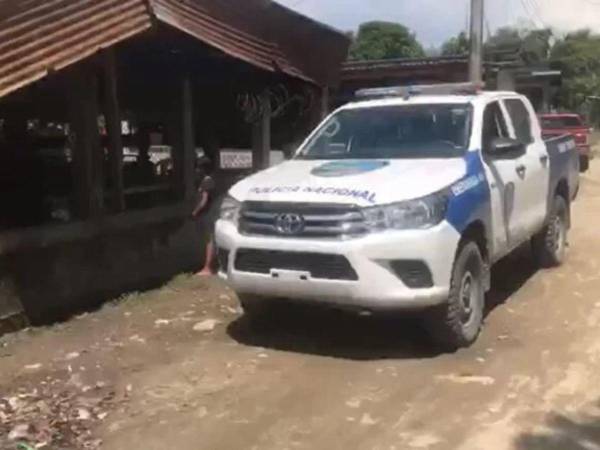 Una patrulla policial estacionada frente al lugar donde ocurrió el ataque mortal.