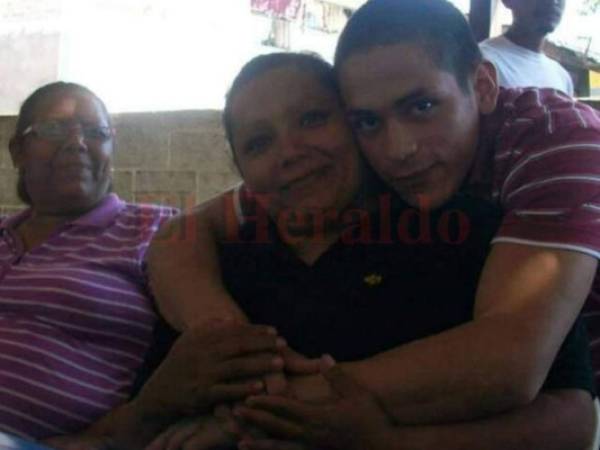 Claudia Silva junto a su extinto hijo Marcos Vinicio Silva. Foto EL HERALDO