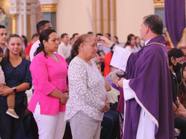 Cientos de capitalinos acudieron a la Basílica de Suyapa para imponerse la cruz de ceniza.