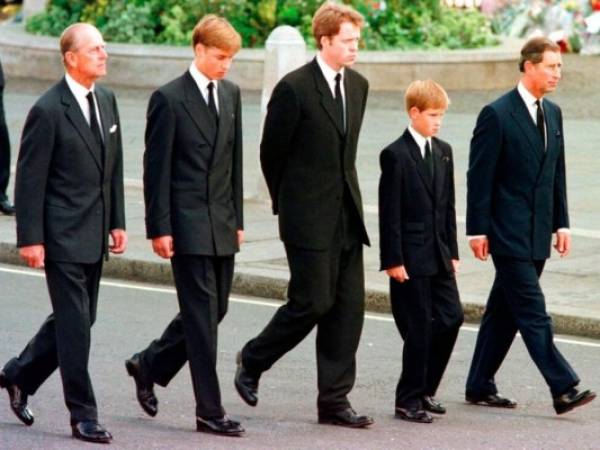 Príncipe Felipe, el príncipe William, el conde Spencer, el príncipe Harry y el príncipe Carlos caminan afuera de la Abadía de Westminster durante la procesión fúnebre para Diana, princesa de Gales. FOTO ARCHIVO: AP