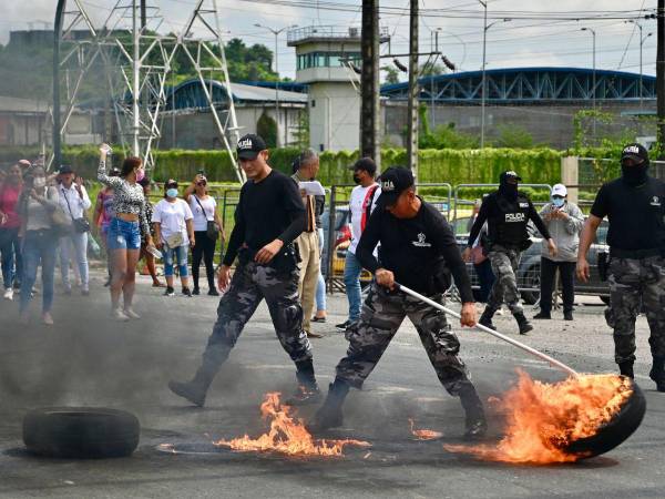 Este jueves, unos 200 familiares de los reclusos quemaron neumáticos para interrumpir momentáneamente la circulación de vehículos a las afueras del centro en protesta por supuestos malos tratos de los militares a los presos, lo que habría ocasionado la rebelión. Aquí lo que se sabe del motín que se registró en una cárcel de Guayaquil, Ecuador.