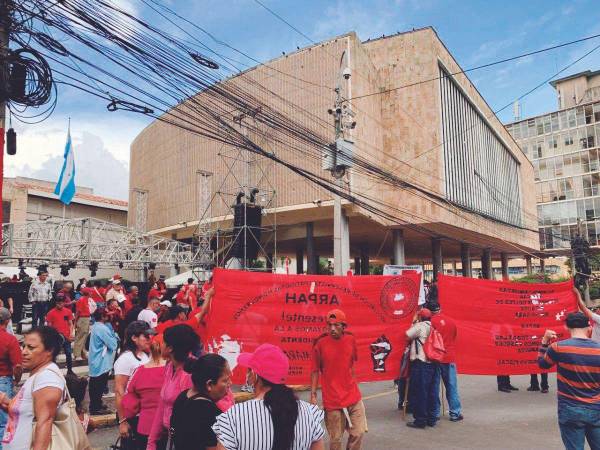 El 31 de octubre de 2023, durante una movilización, los colectivos de Libre agredieron e hirieron a diputados de la oposición que se encontraban en los bajos del Congreso Nacional.