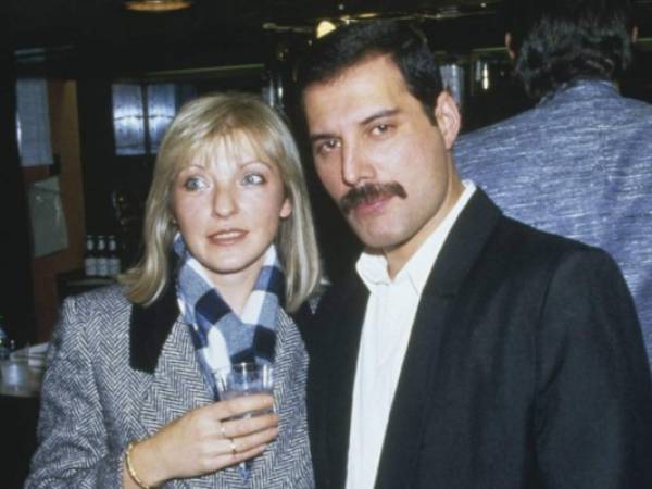 Freddie Mercury junto a Mary Austin, quien fue su primera pareja. Foto: Especial