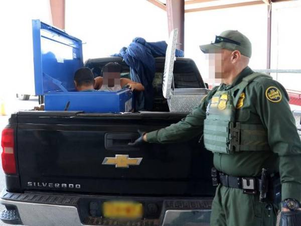 Los migrantes solo vestían camisetas y jeans e iban hacinados en las grandes cajas de herramientas. Afortunadamente fueron rescatados a tiempo.