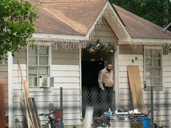 Miembros de la Policía en la escena del crimen donde fueron asesinados los cinco hondureños en Cleveland, Texas.