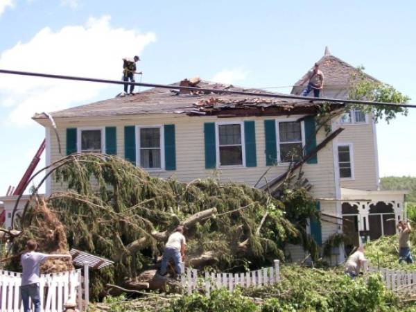 Uno de los tornados, clasificado como un enorme F3 con vientos estimados en hasta 260 km/h, rugió a través de la ciudad natal de las O'Neills de Monson, Massachusetts, dañando gravemente su casa.