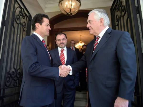 Presidente mexicano Enrique Pena Nieto dándole la mano al secretario de Estado Rex Tillerson, junto al ministro mexicano de Relaciones Exteriores Luis Videgaray. Foto AFP