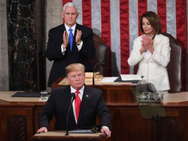 El Presidente de los Estados Unidos, Donald Trump, junto a la Presidenta de la Cámara de Representantes de los Estados Unidos, Nancy Pelosi, y el Vicepresidente de los Estados Unidos, Mike Pence. Foto AFP