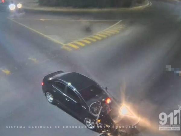 Los automotores colisionaron justo en la rotonda que da acceso del anillo periférico a Mateo y a la calle Los Alcaldes.