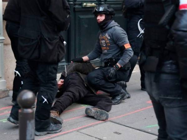 El hombre fue evacuado por los bomberos con una venda en el antebrazo. Foto: Agencia AFP