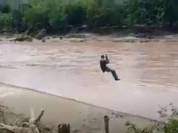 En el video muestra cuando un hombre cruza de un extremo a otro mientras el río ha crecido debido a las lluvias que se han registrado en Honduras en los últimos días.