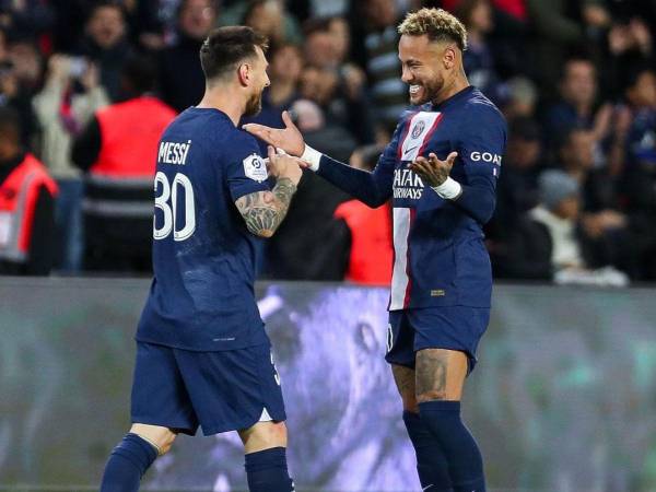 Neymar felicitó a su compañero del PSG y compartió una fotografía de él con la copa del mundo.