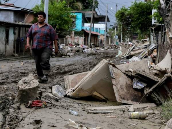 Cientos de personas se niegan a abandonar la zona de riesgo. Algunas familias se han apostado en los bordos de los ríos. Foto: Agencia AFP.