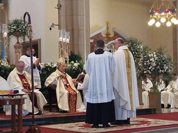 El nuevo arzobispo de Tegucigalpa, José Vicente Nácher Tatay, recibió la consagración episcopal por parte del Cardenal Óscar Andrés Rodríguez. A continuación las imágenes de la toma de posesión.