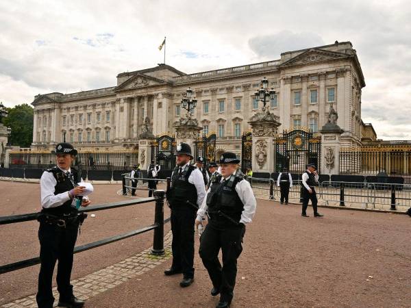 A pocos días que se lleva a cabo la coronación de Carlos III se ha redoblado la seguridad en las afueras del Palacio de Buckingham.