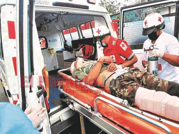 Miembros de la Cruz Roja atendieron la emergencia en el anillo periférico.