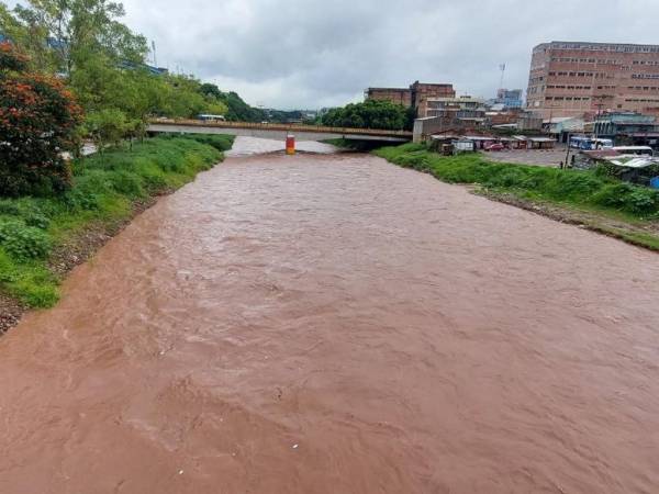 Así luce el río Choluteca este mediodía en etapa de alerta amarilla por la gran cantidad de agua que arrastra.