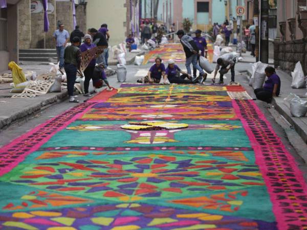 Las tradicionales alfombras de aserrín decoran este Viernes Santo el centro histórico de la capital hondureña previo a al inicio de las procesión del Santo Entierro.