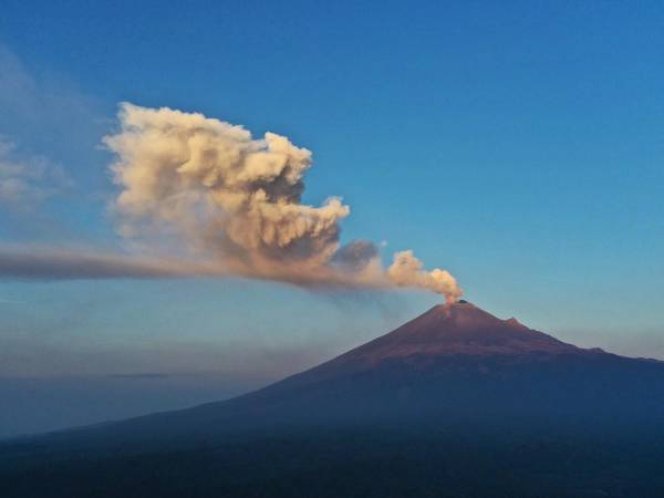 El volcán Popocatepetl arroja ceniza y humo visto desde Puebal, estado de Puebla, México.