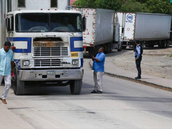 Desde el pasado miércoles los transportistas hicieron anuncio de las tomas de carreteras y paralización del paso en las aduanas.