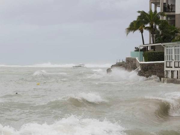 Jamaica se prepara con refugios abastecidos y medidas de protección ante la llegada del huracpan Beryl.