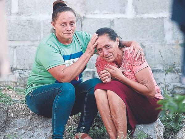 Doña Carlota Madrid es consolada por su hermana Elvia. Ellas son la madre y tía de Edin, uno de los jóvenes que el gobierno de México señala que falleció.