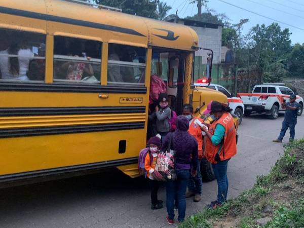 Imágenes divulgadas por las autoridades mostraron el momento en que los pobladores, entre ellos niños y ancianos, abordaban autobuses de ingenios azucareros rumbo a albergues de la ciudad vecina de Santa Lucía Cotzumalguapa.