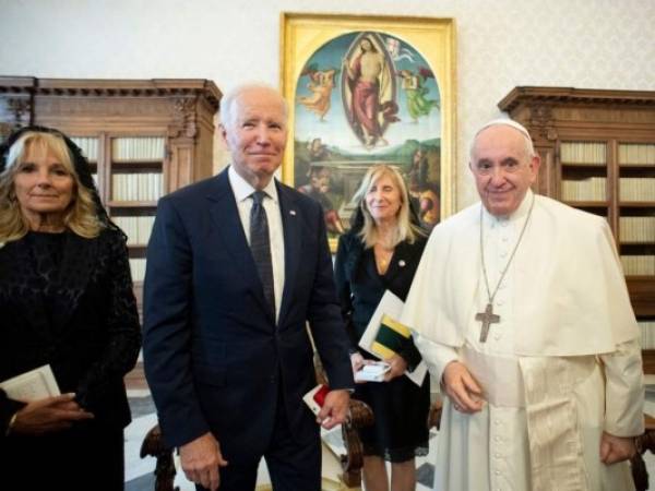 Foto tomada y el folleto de los medios de comunicación del Vaticano el 29 de octubre de 2021 muestra al Papa Francisco reuniéndose con el presidente estadounidense Joe Biden y la primera dama estadounidense Jill Biden (izquierda) durante una audiencia privada en el Vaticano, antes de la próxima cumbre del G20 de líderes mundiales para discutir el cambio climático, el covid-19 y la recuperación global pospandémica. Foto: AFP