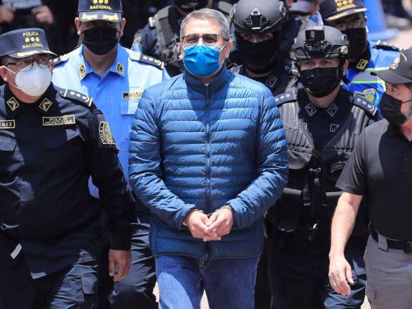 Juan Orlando Hernández compareció este día con el juez Kevin Castel, quien tomó la decisión de reprogramar el juicio. Asimismo se posterga para el exdirector de la Policía Nacional, Juan Carlos “El Tigre” Bonilla y el oficial Mauricio Pineda Hernández.