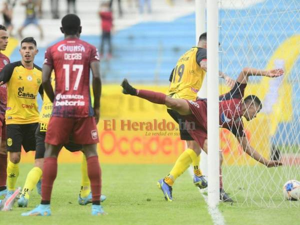 Así entró el balón a la portetía de Marlon Licona tras soltar el esférico en el área chica.