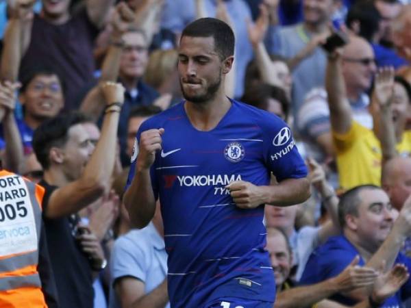 El centrocampista belga del Chelsea, Eden Hazard, celebra su segundo gol durante el partido de fútbol de la Premier League inglesa entre Chelsea y Bournemouth en Stamford Bridge en Londres.