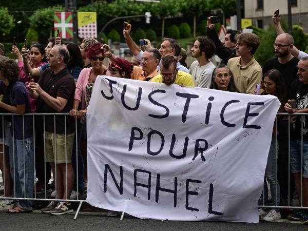 Las autoridades impusieron toques de queda en al menos tres localidades de la región de la capital francesa y en varias otras del país.