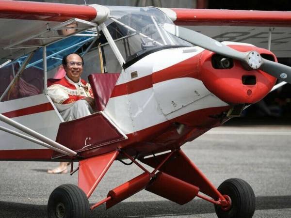 El padre Pierre Hoan sonríe después de bendecir los campos de los dieciséis campanarios de su parroquia, Moissac, en avión.