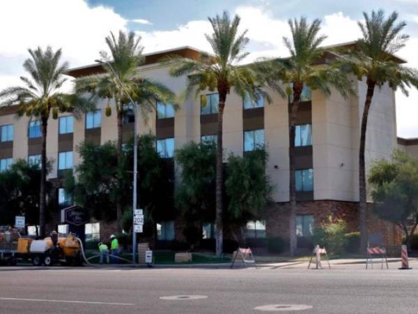 Los menores fueron retenidos a lo largo de dos meses en tres hoteles Hampton Inn & Suites en Arizona y dos ciudades fronterizas de Texas. AP.