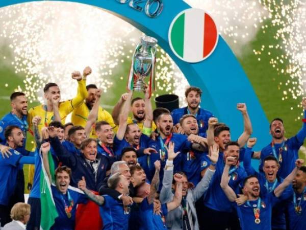 La Nazionale vuelve a la cima del fútbol mundial cuatro años después de quedarse fuera del Mundial de Rusia 2018. Foto: AFP