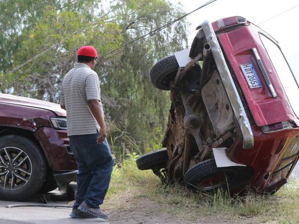 Tres personas heridas y dos automotores con daños materiales fue el resultado del accidente registrado en la cuesta de El Hatillo cuando uno de los vehículos impactó al otro y terminó volcándolo.