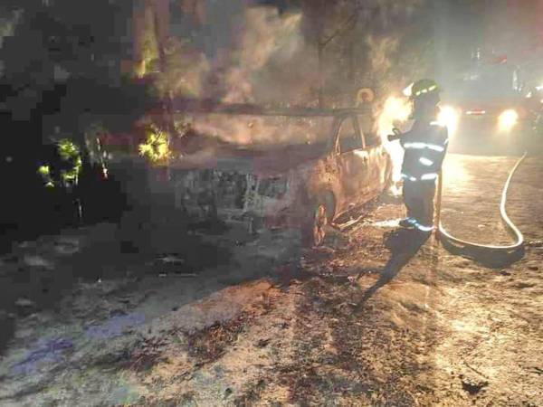 Los bomberos mientras realizaban las labores de enfriamiento.