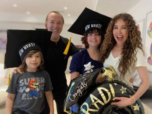 Tommy Mottola y Thalía hace poco celebraron la finalización del año escolar de sus hijos.