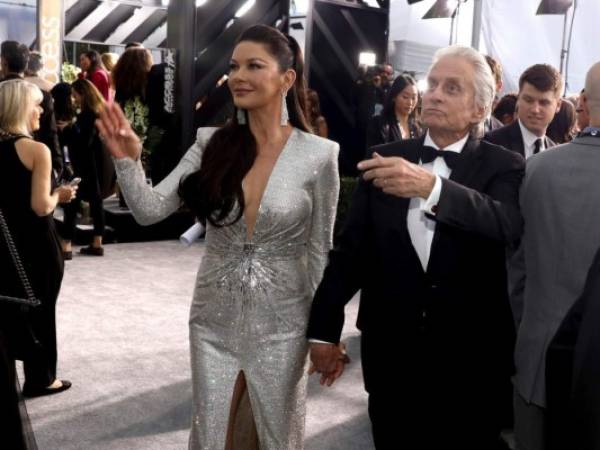 En esta foto del 19 de enero del 2020, Catherine Zeta-Jones y Michael Douglas llegan a la ceremonia de los Premios SAG en Los Ángeles.