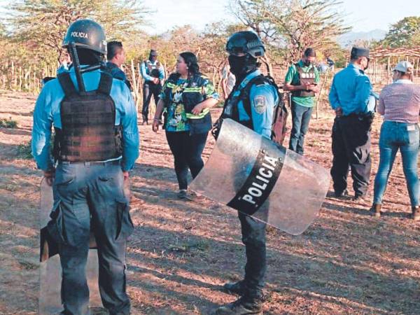 Autoridades policiales y pobladores llegaron a acuerdos previo al desalojo pacífico para luego proceder a la liberación del área.