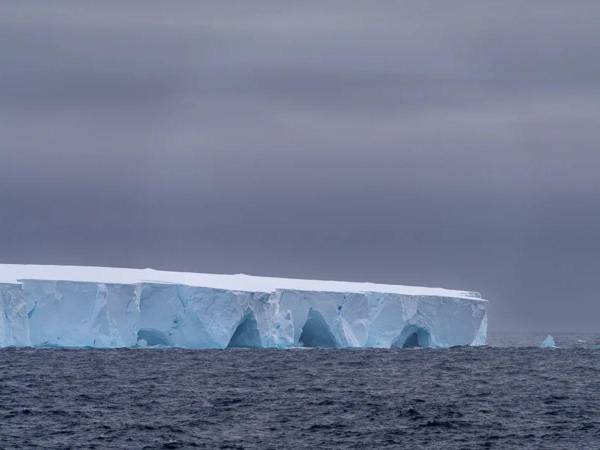 El A23a es el iceberg más grande y más antiguo del mundo que llevaba varado desde hacía más de tres décadas, se ha roto y se encuentra ahora flotando a la deriva por el océano Antártico, según ha revelado la organización British Antarctic Survey (BAS).