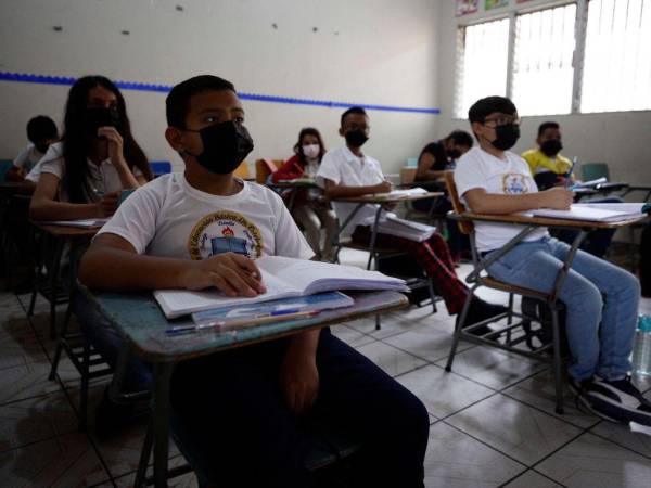 Expertos en salud recomiendan que los menores estudiantes sigan utilizando la mascarilla en sus centros educativos.