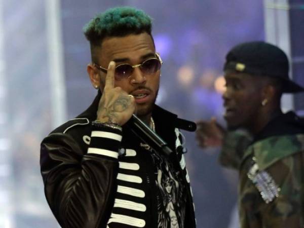 En esta foto de archivo del 21 de septiembre de 2018, el cantante Chris Brown actúa en Milán. Foto: El Heraldo Honduras/ Agencia AP.